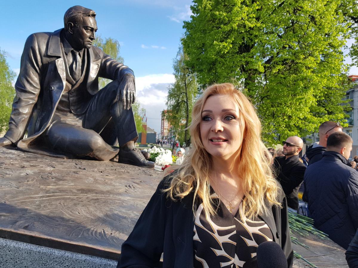 Filha de Vyacheslav Tikhonov. Quero que escrevam honestamente sobre meu pai