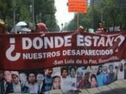 Após anúncio do massacre, manifestantes tentam invadir sede presidencial no México