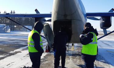 Homem abre porta do avião durante o voo e causa pânico a bordo na Ásia