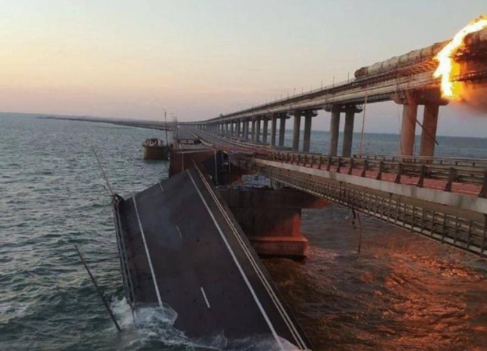Fotos da parte inferior da Ponte da Crimeia expõem os danos nos suportes das pontes