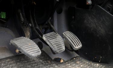 Devo pisar na embreagem ao ligar o carro? A resposta é mais importante do que parece