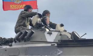 As unidades das Forças Armadas russas passam por áreas povoadas na região de Kharkov