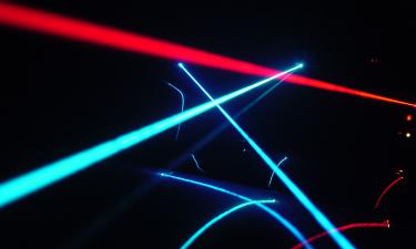 Laser criado nos EUA supera toda energia elétrica global — 100 vezes mais potente