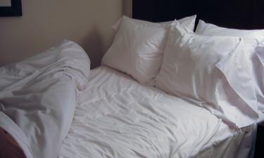 Como limpar travesseiro amarelado com truque caseiro simples e eficaz