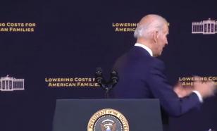 Joe Biden aperta a mão novamente com o ar