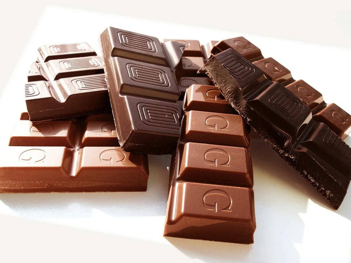 O chocolate preto pode baixar a pressão sanguínea, diz o estudo