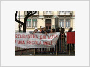 Alunos do secundário protestam em frente ao Ministério da Educação