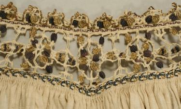 A blusa de seda voltou com tudo — veja como usar a peça mais elegante da temporada