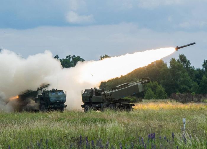 Ministério das Relações Exteriores da Rússia: Americanos agem como artilheiros em tempo real para as Forças Armadas da Ucrânia