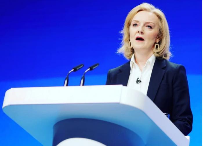 Liz Truss anuncia sua renúncia ao cargo de primeira-ministra britânica