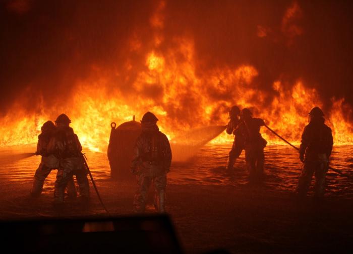 Um grande incêndio irrompeu em um hipermercado em Tomsk, o telhado do prédio desabou