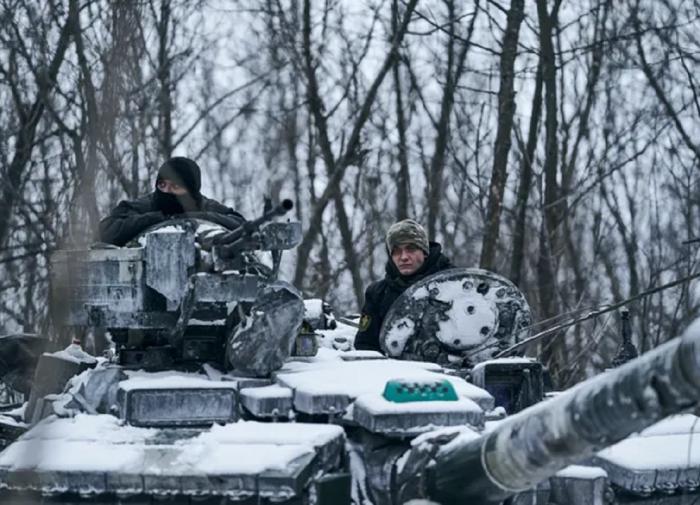 Ucrânia recebe tanques franceses AMX-10 RC com rodas leves