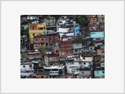 Moradores das favelas lutam para derrubar os muros