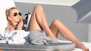 Ex-namorada de Leonardo DiCaprio causa furor em praia