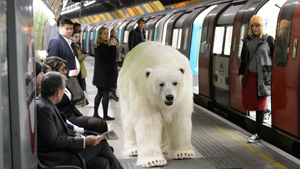 Protótipo de urso anda pelas ruas de Londres